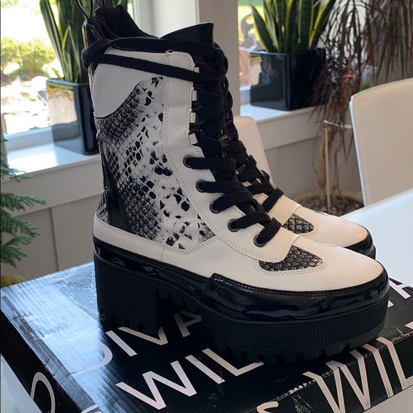 Wild Diva Soldier lace-up boot - size 6 - Picture 4 of 10